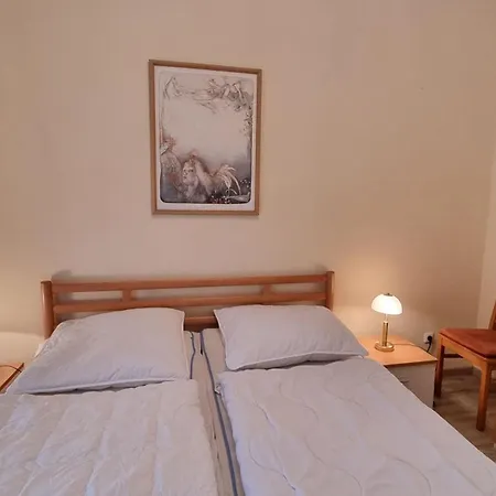 Laura - 42-02 Apartment *