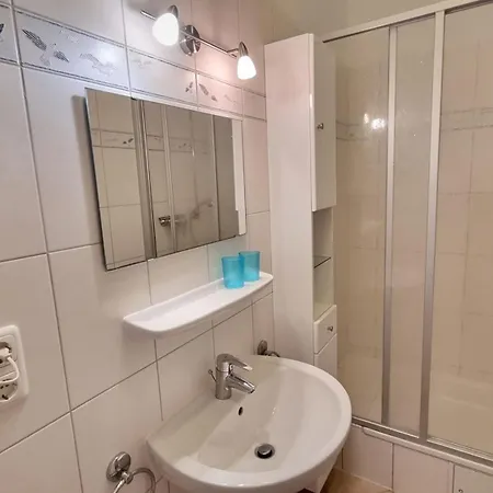 Laura - 42-02 아파트